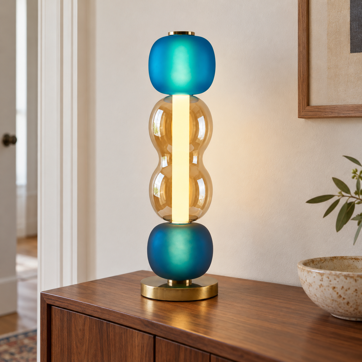 Arlequin — modèle B en verre bleu et ambre sur une console