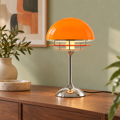 Disco orange et chrome sur une enfilade, nouvelle scène de galerie.
