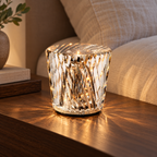 Facette — lampe diamant transparente, modèle A, sur une table de chevet en bois