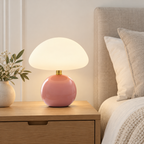 Bolet rose et abat-jour crème sur un chevet, nouvelle scène de galerie.