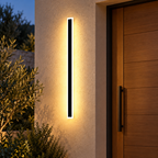 Pilastre, applique verticale noire à contour lumineux sur une façade claire.