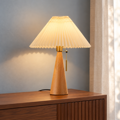 Plissé en bois clair et tissu crème sur une console, nouvelle scène de galerie.