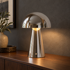 Chromelle — lampe de table chromée allumée sur une console