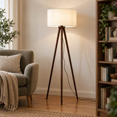 Clairière blanc et noyer, lampadaire à trois pieds dans un coin lecture.