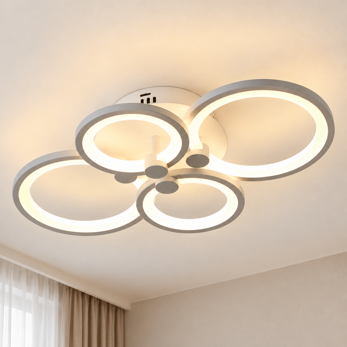 Plafonnier à quatre anneaux lumineux — vue complémentaire du luminaire