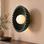 Volute — applique à corolle vert foncé et globe opale dans une entrée