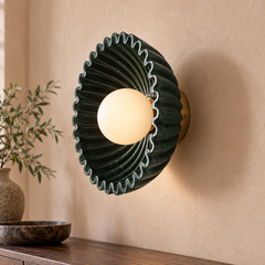 Volute — applique à corolle vert foncé et globe opale dans une entrée