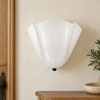 Calice blanche en forme de tulipe sur un mur d’entrée, nouvelle scène de galerie.