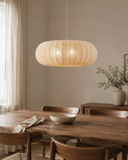 Suspension Lindby Helin beige dans une salle à manger — mise en situation retouchée