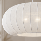 Suspension Lindby Helin, blanche, Ø 70 cm, textile, 3 x E27 — Détail du tissu — Mise en scène illustrative · Blanche, diamètre 70 cm