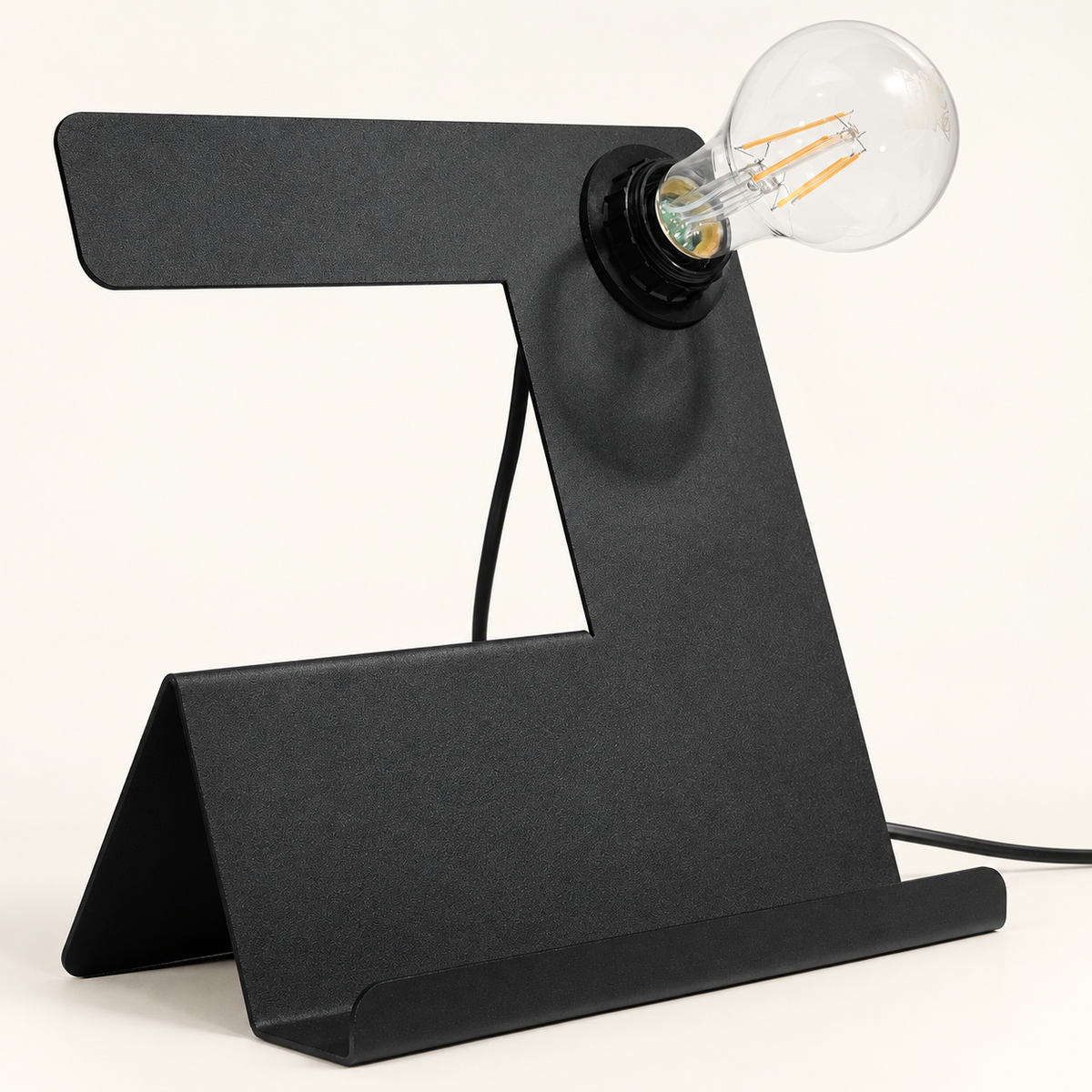 Lampe de bureau INCLINE noire, vue de trois quarts