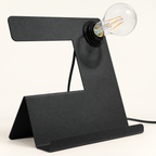 Lampe de bureau INCLINE noire, vue de trois quarts