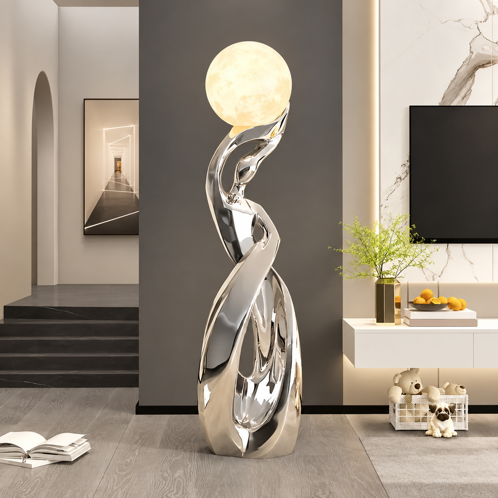 Lampe sculpturale à globe, finition argentée, dans un salon