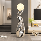 Lampe sculpturale à globe, finition argentée, dans un salon