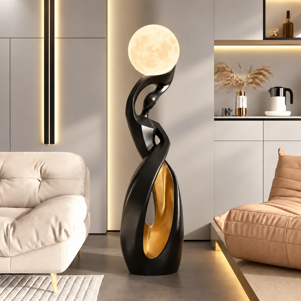 Lampe sculpturale à globe, finition noire et dorée, dans un salon