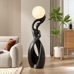 Lampe sculpturale à globe, finition noire, près d’un canapé