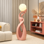 Lampe sculpturale à globe, finition rose, dans un salon