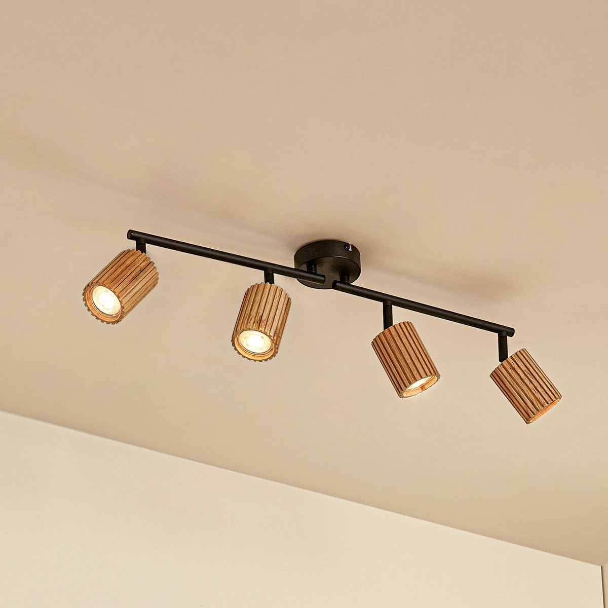 Spot pour plafond Lindby Stralino, à 4 lampes, longueur 60 cm, bois — vue 1, référence 10042012