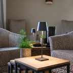Luminelle — lampe sans fil sur une table, photo améliorée par IA