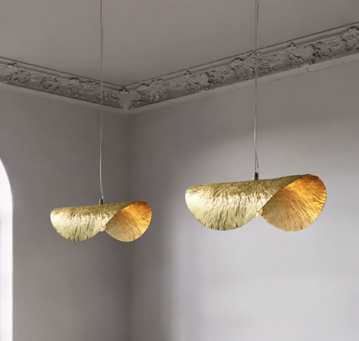 Suspensions dorées aux contours de feuilles