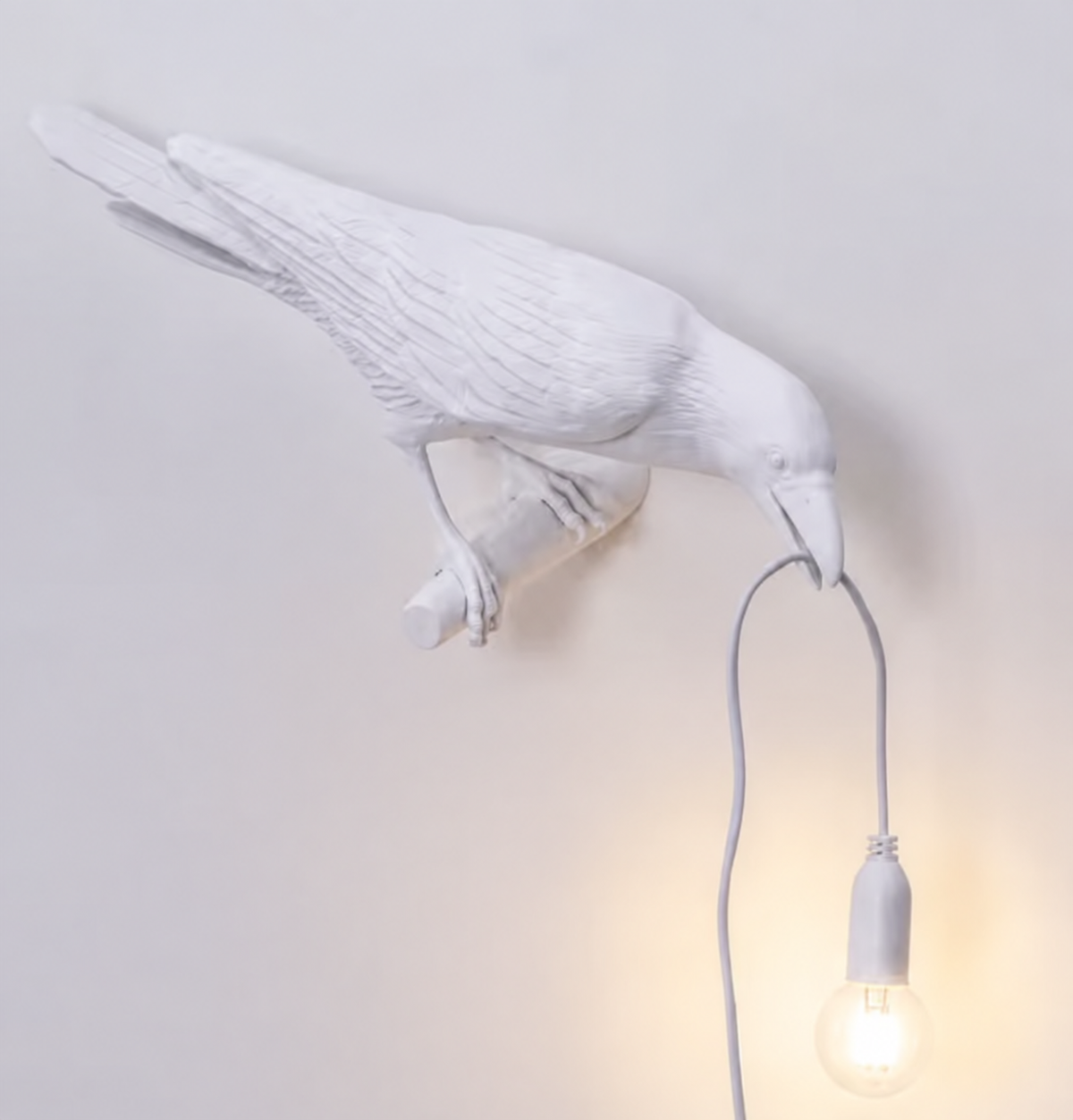 Lampe oiseau blanche portant la lumière