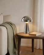 Lampe Lindby Nevijo chrome dans un salon — mise en situation retouchée
