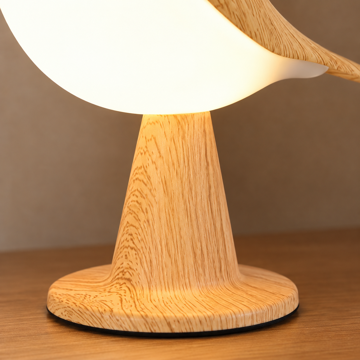 oiseau — aspect bois clair et diffuseur blanc, détail de finition