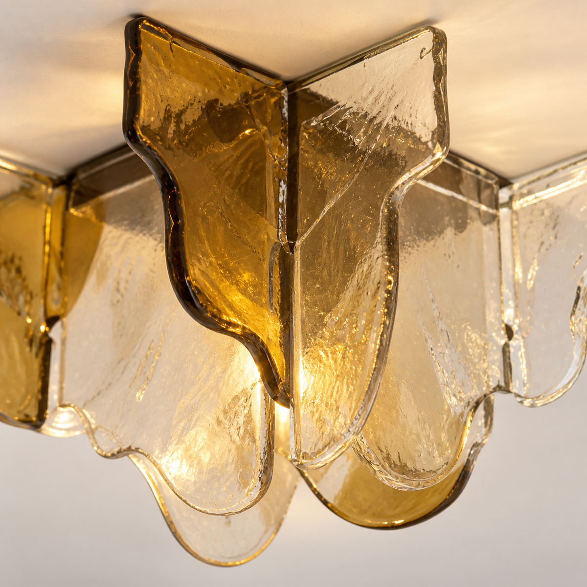 plafonnier-ambre — verre ambré et transparent, détail de finition