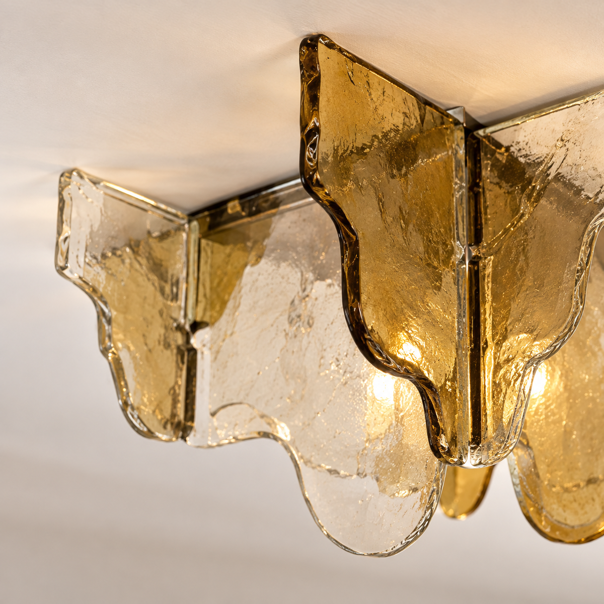plafonnier-ambre — verre ambré et transparent, détail de matière
