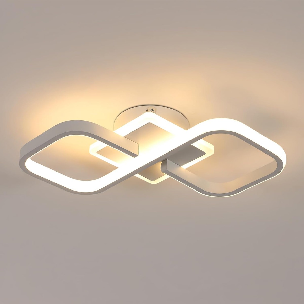 Quadria — Plafonnier géométrique blanc à anneaux carrés, lumière chaude allumée.