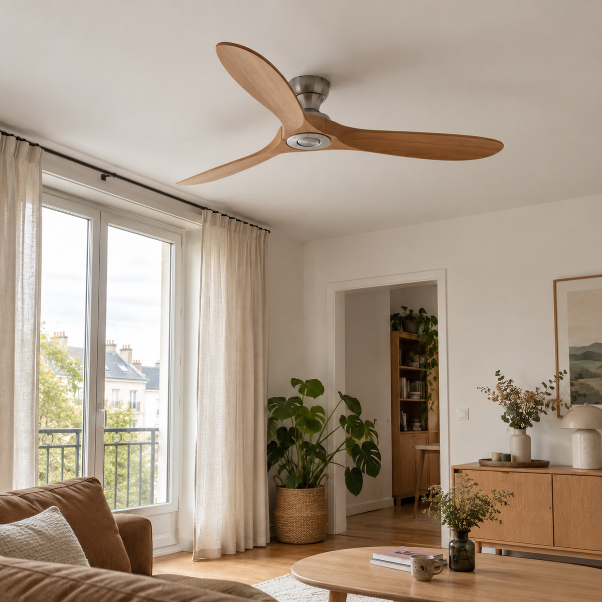 Alizé — ventilateur à trois pales bois et centre argenté dans un salon habité ; image d’ambiance créée.