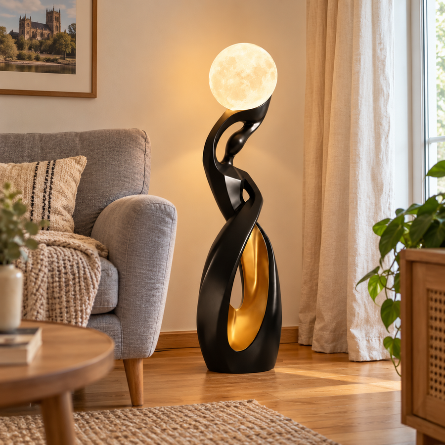 Photo d’ambiance créée : Lampe sculpturale à globe — 82 cm dans un intérieur habité.