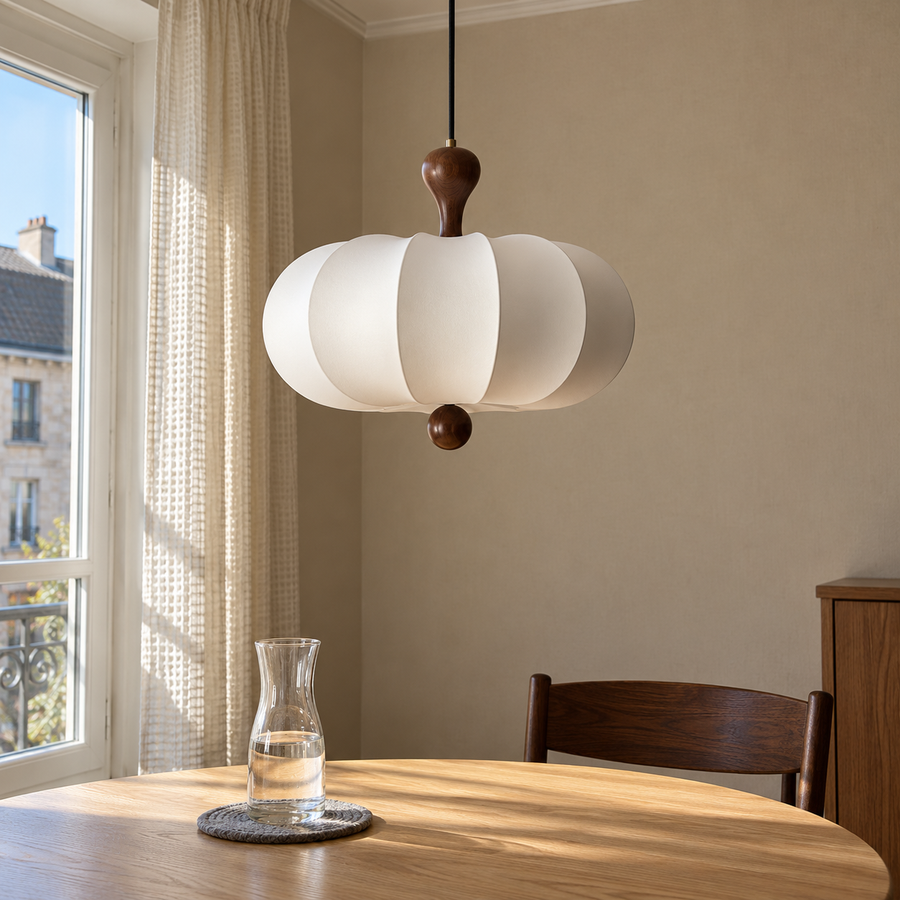 Photo d’ambiance créée : Nolune dans un intérieur habité.