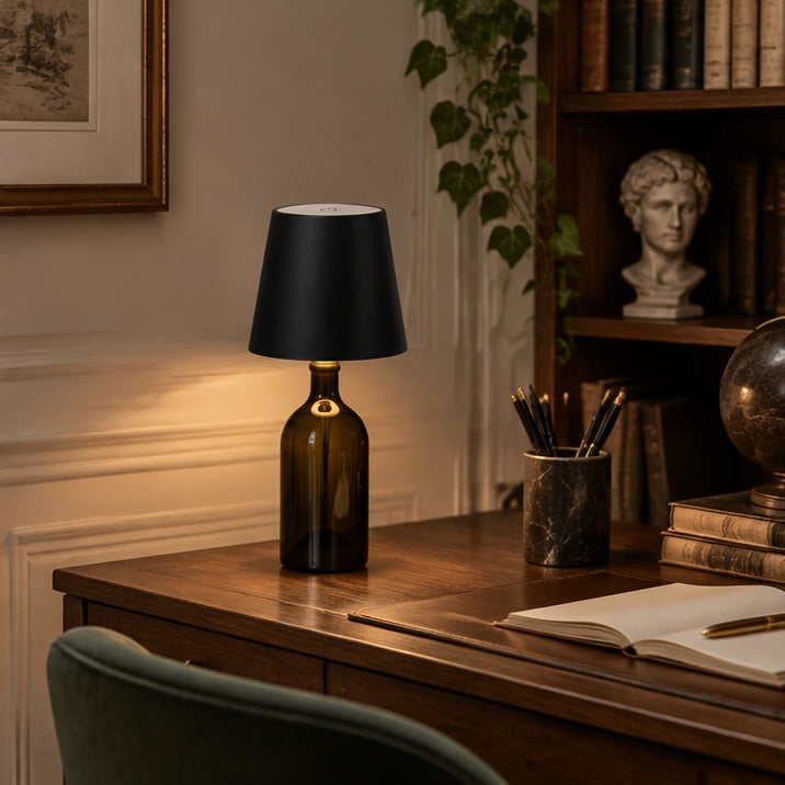 Vinea | Lampe nomade pour bouteille — bureau — mise en scène illustrative 3