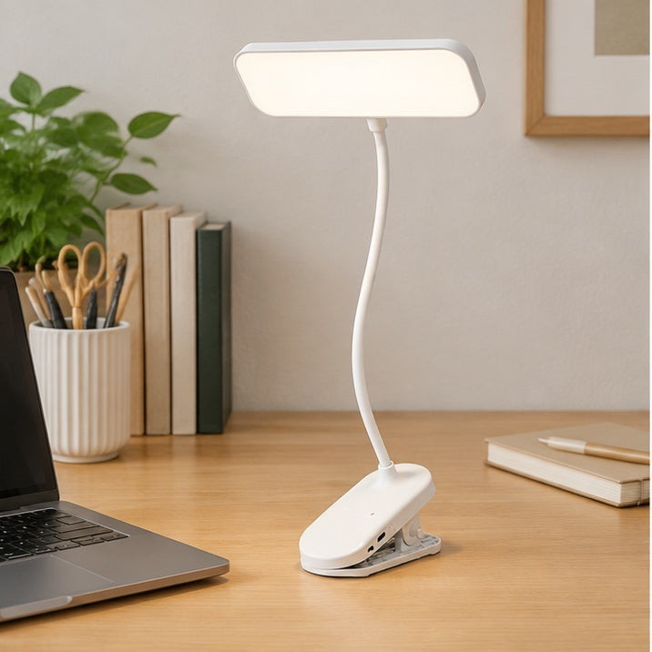 Clipéa | Lampe de bureau LED à pince — bureau — mise en scène illustrative 1