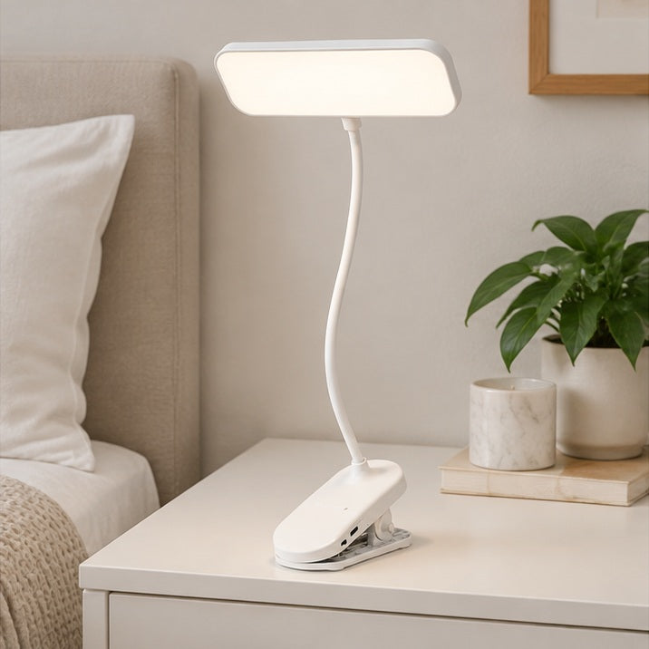 Clipéa | Lampe de bureau LED à pince — chambre — mise en scène illustrative 2