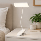 Clipéa | Lampe de bureau LED à pince — chambre — mise en scène illustrative 2