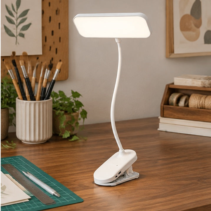 Clipéa | Lampe de bureau LED à pince — studio — mise en scène illustrative 3