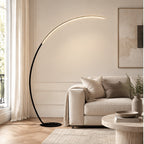 Lampadaire LED arqué nordique – Luméra — salon — mise en scène illustrative 1