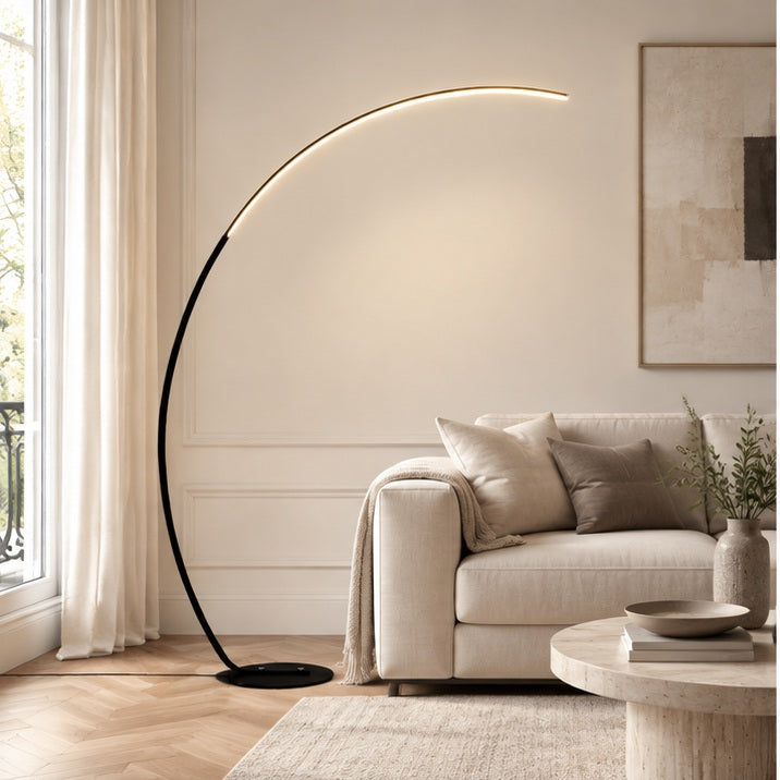 Lampadaire LED arqué nordique – Luméra — salon — mise en scène illustrative 1