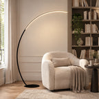 Lampadaire LED arqué nordique – Luméra — salon — mise en scène illustrative 2