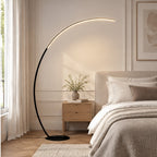 Lampadaire LED arqué nordique – Luméra — chambre — mise en scène illustrative 3