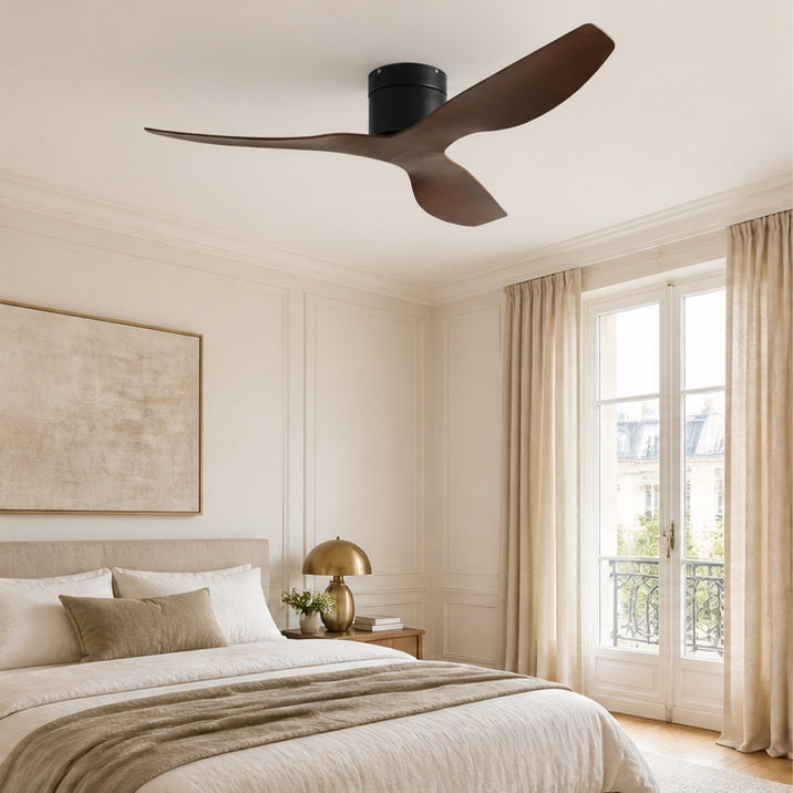 Ventilateur de plafond — Finition bois foncé — chambre — mise en scène illustrative 2