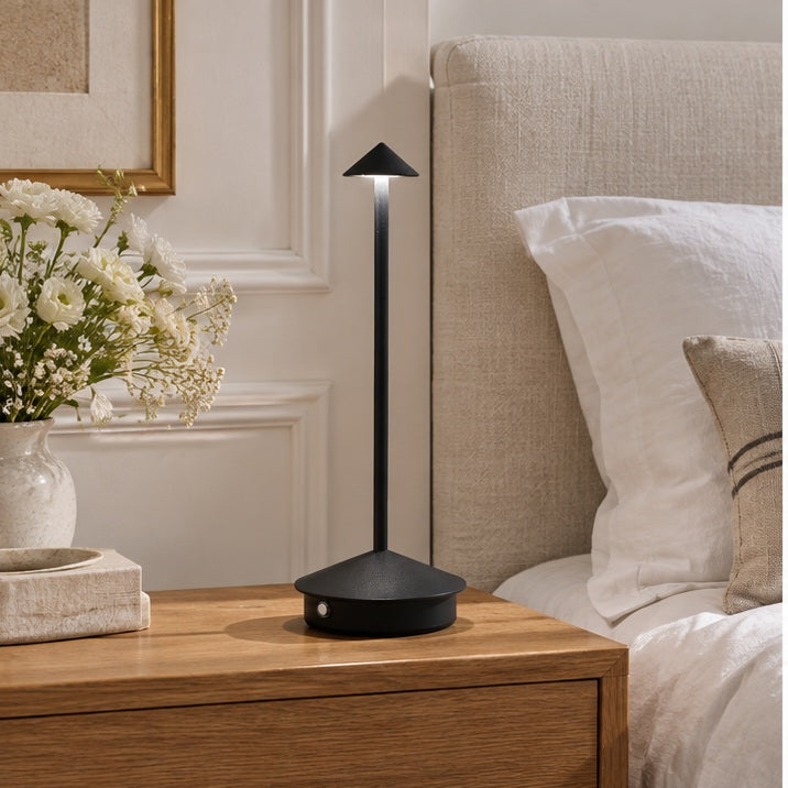 Lampe rechargeable — Ligne élancée — chambre — mise en scène illustrative 1