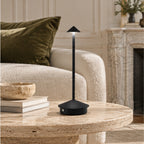 Lampe rechargeable — Ligne élancée — salon — mise en scène illustrative 2
