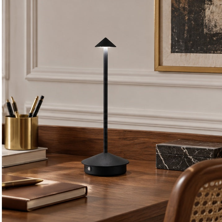Lampe rechargeable — Ligne élancée — bureau — mise en scène illustrative 3