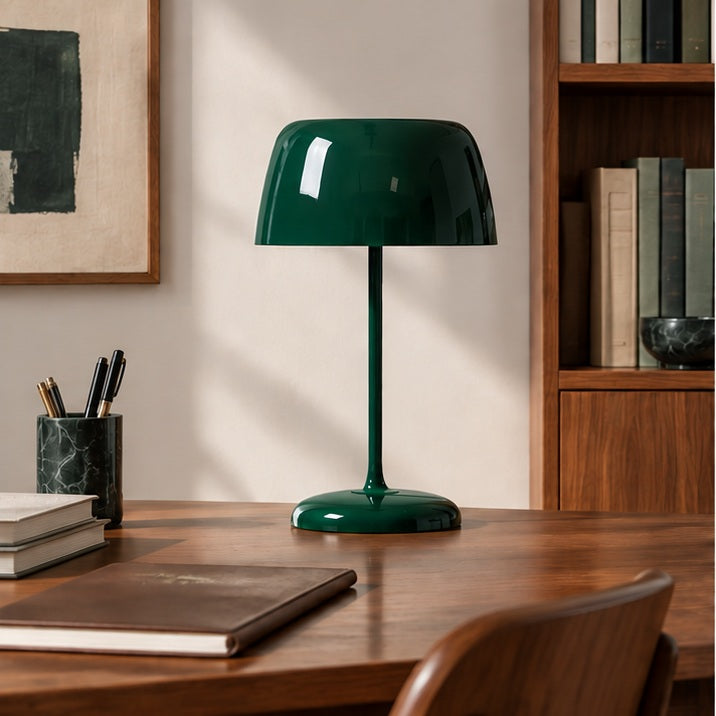 Lampe de table rétro — Abat-jour coloré — bureau — mise en scène illustrative 1