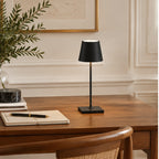 Lampe rechargeable — Abat-jour évasé — bureau — mise en scène illustrative 1