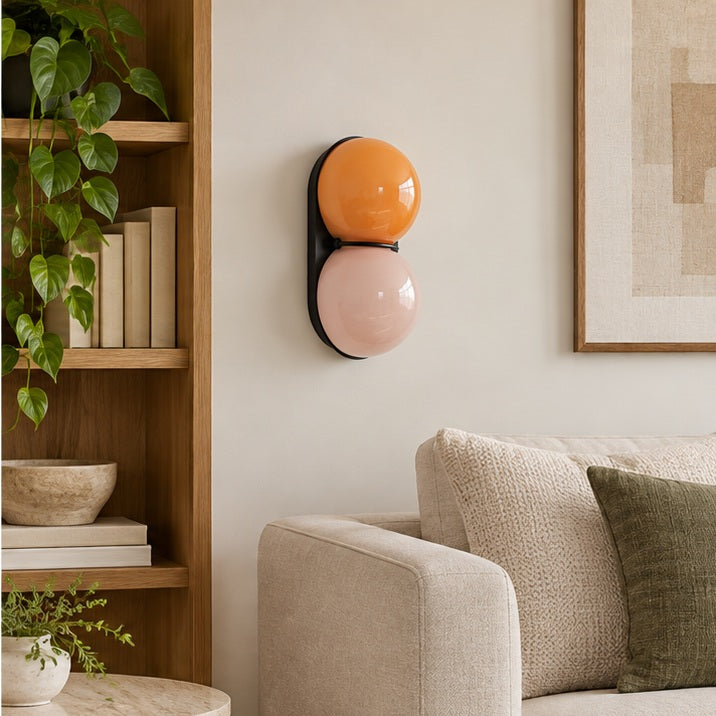 Applique double globe colorée — salon — mise en scène illustrative 3
