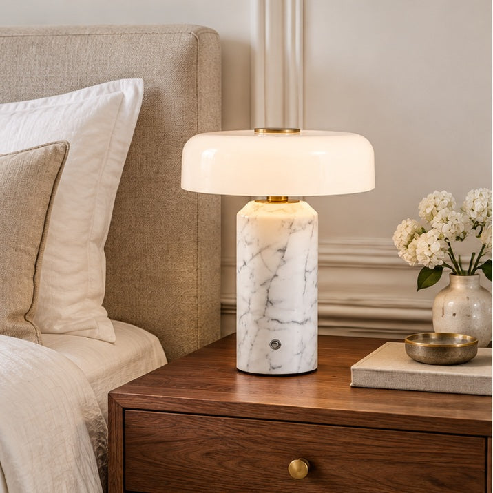Lampe de table nomade en marbre — chambre — mise en scène illustrative 1